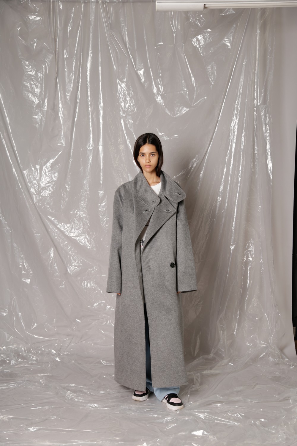 Coat with stand collar