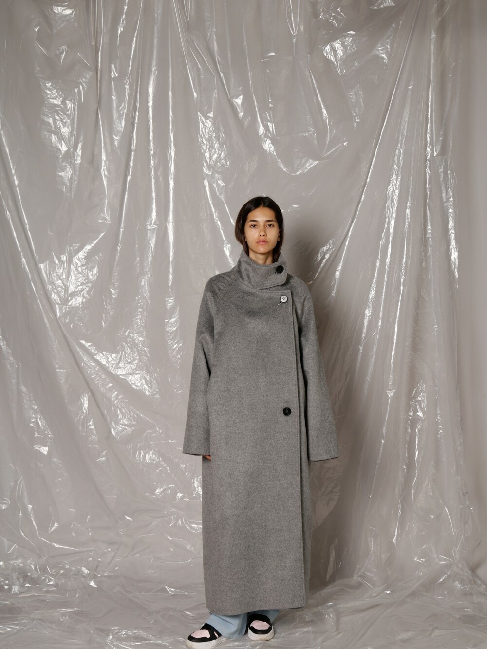 Coat with stand collar
