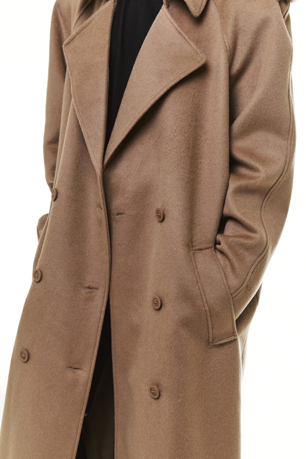 Coat with raglan sleeves